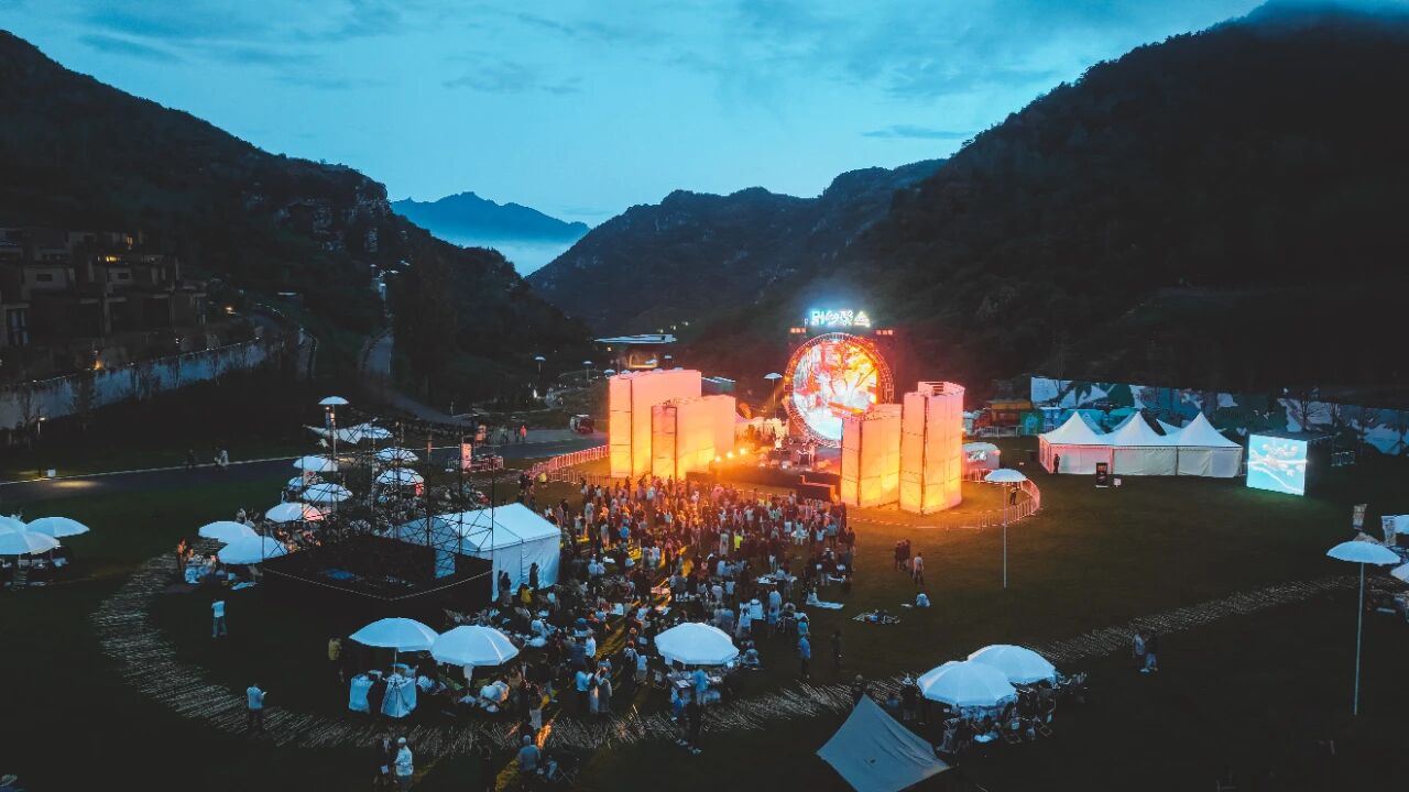 A photo showing the stage and environment at one of the bi&eacute; festivals